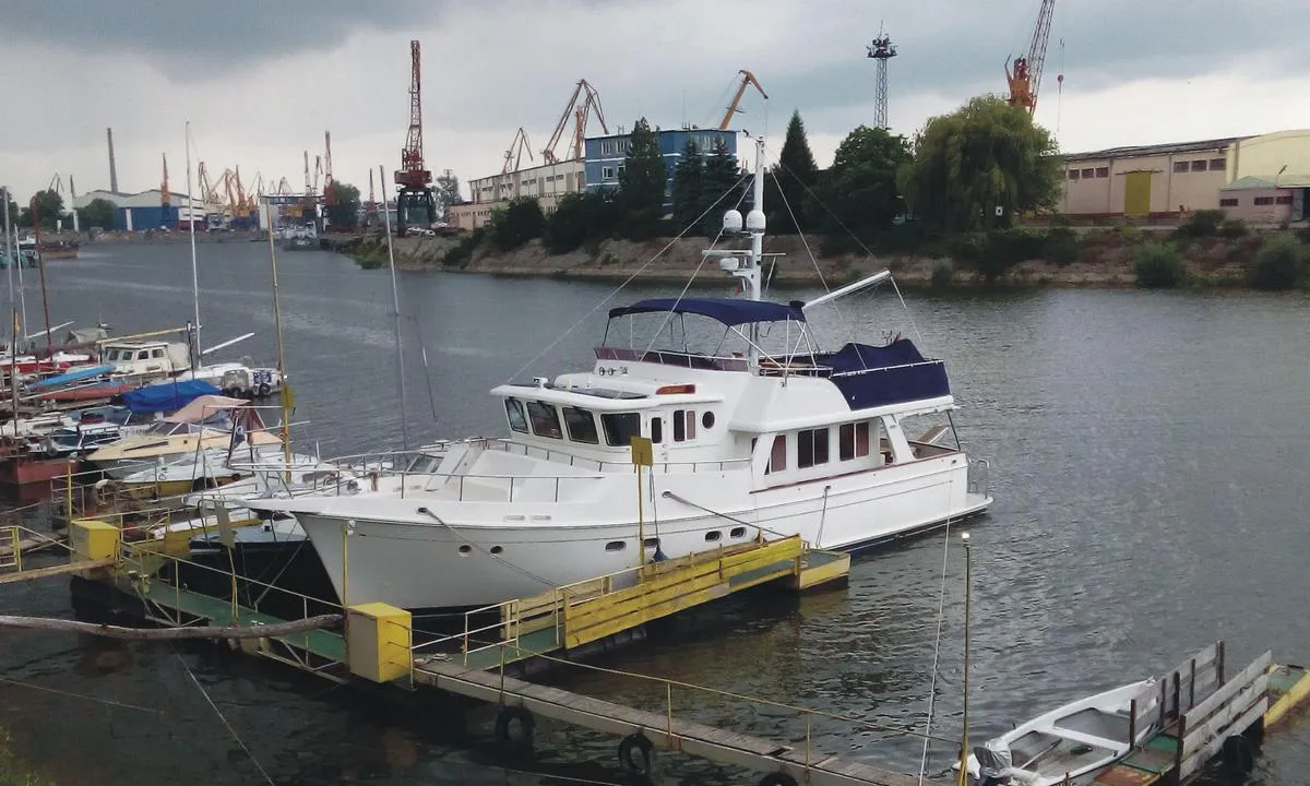 {"base": "en", "no": "Gjestebryggen til Ruse Yacht Club er alltid gul-gr\u00f8nn i fargen. Den er fort\u00f8yd med baugen av b\u00e5ten mot land. Den maksimale bredden p\u00e5 b\u00e5ten er 7 m. Det er tilr\u00e5delig \u00e5 varsle om ankomsten p\u00e5 forh\u00e5nd. E-post ruseelit@abv.bg", "se": "G\u00e4stpontonen p\u00e5 Ruse Yacht Club \u00e4r alltid gul-gr\u00f6n i f\u00e4rg. Den f\u00f6rt\u00f6js med b\u00e5tens f\u00f6r mot land. B\u00e5tens m\u00f6jliga bredd \u00e4r 7 m. Det \u00e4r tillr\u00e5dligt att meddela ankomst i f\u00f6rv\u00e4g. Email ruseelit@abv.bg", "en": "The guest pontoon of the Ruse Yacht Club is always yellow-green in color. It is moored with the bow of the boat towards the shore. The possible width of the boat is 7 m. It is advisable to notify the arrival in advance. Email ruseelit@abv.bg", "da": "G\u00e6stepontonen i Ruse Yacht Klub er altid gul-gr\u00f8n i farve. Den er fort\u00f8jet med b\u00e5dens st\u00e6vn mod land. Den maksimale b\u00e5dbredde er 7 m. Det er tilr\u00e5deligt at give besked om ankomst p\u00e5 forh\u00e5nd. Email ruseelit@abv.bg", "fr": "Le ponton d'accueil du Ruse Yacht Club est toujours de couleur jaune-vert. Il est amarr\u00e9 avec l'\u00e9trave du bateau vers le rivage. La largeur possible du bateau est de 7 m. Il est conseill\u00e9 de notifier l'arriv\u00e9e \u00e0 l'avance. Email ruseelit@abv.bg", "de": "Das G\u00e4steponton des Ruse Yacht Clubs ist immer gelb-gr\u00fcn gef\u00e4rbt. Es liegt mit dem Bug des Bootes zum Ufer. Die m\u00f6gliche Breite des Bootes betr\u00e4gt 7 m. Es ist ratsam, die Ankunft im Voraus zu melden. E-Mail ruseelit@abv.bg", "es": "El pont\u00f3n de invitados del Club de Yates de Ruse siempre tiene un color amarillo-verde. Est\u00e1 amarrado con la proa del barco hacia la orilla. El ancho posible del barco es de 7 m. Es recomendable notificar la llegada con antelaci\u00f3n. Email ruseelit@abv.bg", "it": "Il pontone degli ospiti del Ruse Yacht Club \u00e8 sempre di colore giallo-verde. \u00c8 ormeggiato con la prua della barca verso la riva. La larghezza possibile della barca \u00e8 di 7 m. Si consiglia di comunicare l'arrivo in anticipo. Email ruseelit@abv.bg", "pt": "O pont\u00e3o para visitantes do Ruse Yacht Club \u00e9 sempre de cor amarelo-verde. Ele est\u00e1 atracado com a proa do barco voltada para a costa. A largura poss\u00edvel do barco \u00e9 de 7 m. \u00c9 aconselh\u00e1vel notificar a chegada com anteced\u00eancia. Email ruseelit@abv.bg", "nl": "De gastpontons van de Ruse Yacht Club zijn altijd geelgroen van kleur. Ze liggen met de boeg van de boot naar de kant. De mogelijke breedte van de boot is 7 m. Het is raadzaam om de aankomst van tevoren te melden. Email ruseelit@abv.bg", "pl": "Pomost go\u015bcinny Klubu Jachtowego Ruse zawsze jest koloru \u017c\u00f3\u0142to-zielonego. Jest zacumowany dziobem \u0142odzi w kierunku brzegu. Mo\u017cliwa szeroko\u015b\u0107 \u0142odzi to 7 m. Zaleca si\u0119 powiadomienie o przybyciu z wyprzedzeniem. Email ruseelit@abv.bg", "uk": "\u0413\u043e\u0441\u0442\u044c\u043e\u0432\u0438\u0439 \u043f\u043e\u043d\u0442\u043e\u043d \u0420\u0443\u0441\u044c\u043a\u043e\u0433\u043e \u042f\u0445\u0442-\u041a\u043b\u0443\u0431\u0443 \u0437\u0430\u0432\u0436\u0434\u0438 \u0436\u043e\u0432\u0442\u043e-\u0437\u0435\u043b\u0435\u043d\u043e\u0433\u043e \u043a\u043e\u043b\u044c\u043e\u0440\u0443. \u0412\u0456\u043d \u043f\u0440\u0438\u0448\u0432\u0430\u0440\u0442\u043e\u0432\u0430\u043d\u0438\u0439 \u043d\u043e\u0441\u043e\u043c \u0447\u043e\u0432\u043d\u0430 \u0434\u043e \u0431\u0435\u0440\u0435\u0433\u0430. \u041c\u043e\u0436\u043b\u0438\u0432\u0430 \u0448\u0438\u0440\u0438\u043d\u0430 \u0447\u043e\u0432\u043d\u0430 \u0441\u0442\u0430\u043d\u043e\u0432\u0438\u0442\u044c 7 \u043c. \u0420\u0435\u043a\u043e\u043c\u0435\u043d\u0434\u0443\u0454\u0442\u044c\u0441\u044f \u043f\u043e\u0432\u0456\u0434\u043e\u043c\u0438\u0442\u0438 \u043f\u0440\u043e \u043f\u0440\u0438\u0431\u0443\u0442\u0442\u044f \u0437\u0430\u0437\u0434\u0430\u043b\u0435\u0433\u0456\u0434\u044c. \u0415\u043b\u0435\u043a\u0442\u0440\u043e\u043d\u043d\u0430 \u043f\u043e\u0448\u0442\u0430: ruseelit@abv.bg", "ro": "Pontonul pentru oaspe\u021bi al Clubului de Iahturi Ruse este \u00eentotdeauna de culoare galben-verde. Este ancorat cu prova b\u0103rcii orientat\u0103 spre \u021b\u0103rm. L\u0103\u021bimea posibil\u0103 a b\u0103rcii este de 7 m. Este recomandabil s\u0103 anun\u021ba\u021bi sosirea \u00een avans. E-mail: ruseelit@abv.bg", "tr": "Ruse Yat Kul\u00fcb\u00fc'n\u00fcn konuk pontonu her zaman sar\u0131-ye\u015fil renktedir. Teknenin pruvas\u0131 k\u0131y\u0131ya do\u011fru yana\u015ft\u0131r\u0131l\u0131r. Teknenin m\u00fcmk\u00fcn olan geni\u015fli\u011fi 7 m'dir. Var\u0131\u015f\u0131n\u0131z\u0131 \u00f6nceden bildirmeniz tavsiye edilir. E-posta: ruseelit@abv.bg", "el": "\u0397 \u03c0\u03c1\u03bf\u03b2\u03bb\u03ae\u03c4\u03b1 \u03b5\u03c0\u03b9\u03c3\u03ba\u03b5\u03c0\u03c4\u03ce\u03bd \u03c4\u03bf\u03c5 Ruse Yacht Club \u03b5\u03af\u03bd\u03b1\u03b9 \u03c0\u03ac\u03bd\u03c4\u03b1 \u03c3\u03b5 \u03ba\u03af\u03c4\u03c1\u03b9\u03bd\u03bf-\u03c0\u03c1\u03ac\u03c3\u03b9\u03bd\u03bf \u03c7\u03c1\u03ce\u03bc\u03b1. \u0395\u03af\u03bd\u03b1\u03b9 \u03b1\u03b3\u03ba\u03c5\u03c1\u03bf\u03b2\u03bf\u03bb\u03b7\u03bc\u03ad\u03bd\u03b7 \u03bc\u03b5 \u03c4\u03b7\u03bd \u03c0\u03bb\u03ce\u03c1\u03b7 \u03c4\u03bf\u03c5 \u03c3\u03ba\u03ac\u03c6\u03bf\u03c5\u03c2 \u03c0\u03c1\u03bf\u03c2 \u03c4\u03b7\u03bd \u03b1\u03ba\u03c4\u03ae. \u03a4\u03bf \u03c0\u03b9\u03b8\u03b1\u03bd\u03cc \u03c0\u03bb\u03ac\u03c4\u03bf\u03c2 \u03c4\u03bf\u03c5 \u03c3\u03ba\u03ac\u03c6\u03bf\u03c5\u03c2 \u03b5\u03af\u03bd\u03b1\u03b9 7 \u03bc. \u03a3\u03c5\u03bd\u03b9\u03c3\u03c4\u03ac\u03c4\u03b1\u03b9 \u03bd\u03b1 \u03b5\u03b9\u03b4\u03bf\u03c0\u03bf\u03b9\u03ae\u03c3\u03b5\u03c4\u03b5 \u03b3\u03b9\u03b1 \u03c4\u03b7\u03bd \u03ac\u03c6\u03b9\u03be\u03b7 \u03b5\u03ba \u03c4\u03c9\u03bd \u03c0\u03c1\u03bf\u03c4\u03ad\u03c1\u03c9\u03bd. Email ruseelit@abv.bg", "cs": "Hostuj\u00edc\u00ed ponton Yacht Clubu Ruse je v\u017edy \u017eluto-zelen\u00e9 barvy. Je p\u0159ipevn\u011bn p\u0159\u00edd\u00ed lodi sm\u011brem ke b\u0159ehu. Mo\u017en\u00e1 \u0161\u00ed\u0159ka lodi je 7 m. Je vhodn\u00e9 ozn\u00e1mit p\u0159\u00edjezd p\u0159edem. Email ruseelit@abv.bg", "hu": "A Ruse Yacht Club vend\u00e9gm\u00f3l\u00f3ja mindig s\u00e1rga-z\u00f6ld sz\u00edn\u0171. A haj\u00f3 orra a part fel\u00e9 van kik\u00f6tve. A haj\u00f3 lehets\u00e9ges sz\u00e9less\u00e9ge 7 m. Aj\u00e1nlott el\u0151re jelezni az \u00e9rkez\u00e9st. Email: ruseelit@abv.bg", "fi": "Ruse Yacht Clubin vieraslaituri on aina kelta-vihre\u00e4. Se kiinnitet\u00e4\u00e4n keula kohti rantaa. Veneen mahdollinen leveys on 7 m. On suositeltavaa ilmoittaa tulosta etuk\u00e4teen. S\u00e4hk\u00f6posti ruseelit@abv.bg", "bg": "\u0413\u043e\u0441\u0442\u0443\u0432\u0430\u0449\u0438\u044f\u0442 \u043f\u043e\u043d\u0442\u043e\u043d \u043d\u0430 \u044f\u0445\u0442 \u043a\u043b\u0443\u0431\u0430 \u0432 \u0420\u0443\u0441\u0435 \u0435 \u0432\u0438\u043d\u0430\u0433\u0438 \u0432 \u0436\u044a\u043b\u0442\u043e-\u0437\u0435\u043b\u0435\u043d \u0446\u0432\u044f\u0442. \u041f\u043e\u043d\u0442\u043e\u043d\u044a\u0442 \u0435 \u0437\u0430\u043a\u043e\u0442\u0432\u0435\u043d \u0441 \u043d\u043e\u0441\u0430 \u043d\u0430 \u043b\u043e\u0434\u043a\u0430\u0442\u0430 \u043a\u044a\u043c \u0431\u0440\u0435\u0433\u0430. \u0412\u044a\u0437\u043c\u043e\u0436\u043d\u0430\u0442\u0430 \u0448\u0438\u0440\u0438\u043d\u0430 \u043d\u0430 \u043b\u043e\u0434\u043a\u0430\u0442\u0430 \u0435 7 \u043c. \u041f\u0440\u0435\u043f\u043e\u0440\u044a\u0447\u0438\u0442\u0435\u043b\u043d\u043e \u0435 \u0434\u0430 \u0443\u0432\u0435\u0434\u043e\u043c\u0438\u0442\u0435 \u0437\u0430 \u043f\u0440\u0438\u0441\u0442\u0438\u0433\u0430\u043d\u0435\u0442\u043e \u043f\u0440\u0435\u0434\u0432\u0430\u0440\u0438\u0442\u0435\u043b\u043d\u043e. \u0418\u043c\u0435\u0439\u043b ruseelit@abv.bg", "sr": "Gostuju\u0107i ponton Ruse Yacht Club-a je uvek \u017euto-zelene boje. Privezan je pramcem broda prema obali. Mogu\u0107a \u0161irina broda je 7 m. Preporu\u010dljivo je obavestiti o dolasku unapred. Email ruseelit@abv.bg", "et": "Ruse jahikubi k\u00fclalisponton on alati kollakasroheline. See on kinnitatud paadi v\u00f6\u00f6ri osaga kaldale. Paadi v\u00f5imalik laius on 7 m. Soovitatav on saabumisest ette teatada. Email ruseelit@abv.bg", "lv": "Ruses jahtkluba viesu pontons vienm\u0113r ir dzeltenza\u013c\u0101 kr\u0101s\u0101. Tas ir piestiprin\u0101ts ar laivas priek\u0161galu virzien\u0101 uz krastu. Iesp\u0113jamais laivas platums ir 7 m. Ieteicams pazi\u0146ot par iera\u0161anos iepriek\u0161. S\u016btiet e-pastu uz ruseelit@abv.bg", "lt": "Ruse Jachtklubo sve\u010di\u0173 pontonas visada yra geltonai \u017ealios spalvos. Jis yra priri\u0161tas laivo priekine dalimi \u012f krant\u0105. Galimas laivo plotis yra 7 m. Patariama i\u0161 anksto prane\u0161ti apie atvykim\u0105. El. pa\u0161tas ruseelit@abv.bg"}