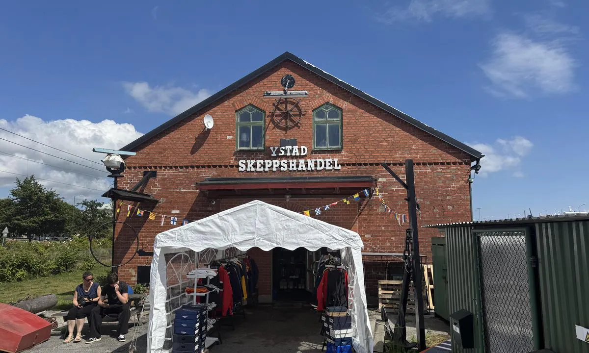 {"base": "no", "no": "Rett innenfor gjestehavnen i Ystad ligger det en velassortert skipshandel", "se": "Precis innanf\u00f6r g\u00e4sthamnen i Ystad ligger det en v\u00e4lsorterad skeppshandel", "en": "Right inside the guest harbor in Ystad, there is a well-stocked ship's chandler.", "da": "Lige inden for g\u00e6stehavnen i Ystad ligger der en velassorteret skibshandel", "fr": "Juste \u00e0 l'int\u00e9rieur du port de plaisance de Ystad se trouve un magasin d'accastillage bien approvisionn\u00e9", "de": "Direkt innerhalb des Yachthafens in Ystad befindet sich ein gut sortierter Schiffshandel", "es": "<p>Justo dentro del puerto deportivo de visitantes en Ystad, hay una tienda de barcos bien surtida.</p>", "it": "Appena all'interno del porto per ospiti di Ystad si trova un negozio di forniture navali ben fornito", "pt": "Logo dentro do porto de convidados em Ystad h\u00e1 uma bem abastecida loja de artigos n\u00e1uticos", "nl": "Direct binnen de jachthaven in Ystad ligt er een goed voorziene scheepswinkel", "pl": "Tu\u017c za portem dla go\u015bci w Ystad znajduje si\u0119 dobrze zaopatrzony sklep \u017ceglarski", "uk": "\u041f\u0440\u044f\u043c\u043e \u0431\u0456\u043b\u044f \u0433\u043e\u0441\u0442\u044c\u043e\u0432\u043e\u0433\u043e \u043f\u043e\u0440\u0442\u0443 \u0432 \u0406\u0441\u0442\u0430\u0434\u0456 \u0437\u043d\u0430\u0445\u043e\u0434\u0438\u0442\u044c\u0441\u044f \u0434\u043e\u0431\u0440\u0435 \u043e\u0441\u043d\u0430\u0449\u0435\u043d\u0438\u0439 \u043a\u043e\u0440\u0430\u0431\u0435\u043b\u044c\u043d\u0438\u0439 \u043c\u0430\u0433\u0430\u0437\u0438\u043d", "ro": "Chiar \u00een interiorul portului pentru oaspe\u021bi din Ystad se afl\u0103 un magazin de nave bine aprovizionat", "tr": "Ystad misafir liman\u0131n\u0131n hemen i\u00e7inde, iyi donan\u0131ml\u0131 bir gemi ma\u011fazas\u0131 bulunmaktad\u0131r.", "el": "\u0391\u03ba\u03c1\u03b9\u03b2\u03ce\u03c2 \u03bc\u03ad\u03c3\u03b1 \u03b1\u03c0\u03cc \u03c4\u03bf \u03bb\u03b9\u03bc\u03ac\u03bd\u03b9 \u03b5\u03c0\u03b9\u03c3\u03ba\u03b5\u03c0\u03c4\u03ce\u03bd \u03c3\u03c4\u03bf Ystad \u03b2\u03c1\u03af\u03c3\u03ba\u03b5\u03c4\u03b1\u03b9 \u03ad\u03bd\u03b1 \u03c0\u03bb\u03ae\u03c1\u03c9\u03c2 \u03b5\u03be\u03bf\u03c0\u03bb\u03b9\u03c3\u03bc\u03ad\u03bd\u03bf \u03ba\u03b1\u03c4\u03ac\u03c3\u03c4\u03b7\u03bc\u03b1 \u03bd\u03b1\u03c5\u03c4\u03b9\u03bb\u03af\u03b1\u03c2", "cs": "Hned za p\u0159\u00edstavem pro n\u00e1v\u0161t\u011bvn\u00edky v Ystadu je dob\u0159e z\u00e1soben\u00fd obchod pro lod\u011b", "hu": "Ystad vend\u00e9gh\u00e1za k\u00f6zvetlen k\u00f6zel\u00e9ben tal\u00e1lhat\u00f3 egy j\u00f3l felszerelt haj\u00f3bolt.", "fi": "Heti Ystadin vierassataman sis\u00e4puolella on hyvin varustettu laivatarvikekauppa", "bg": "\u0422\u043e\u0447\u043d\u043e \u0432\u044a\u0442\u0440\u0435 \u0432 \u043f\u0440\u0438\u0441\u0442\u0430\u043d\u0438\u0449\u0435\u0442\u043e \u0437\u0430 \u0433\u043e\u0441\u0442\u0438 \u0432 \u0418\u0449\u0430\u0434 \u0438\u043c\u0430 \u0434\u043e\u0431\u0440\u0435 \u0441\u043d\u0430\u0431\u0434\u0435\u043d \u043a\u043e\u0440\u0430\u0431\u0435\u043d \u043c\u0430\u0433\u0430\u0437\u0438\u043d", "sr": "Odmah unutar gostuju\u0107e luke u Ystadu nalazi se dobro opremljena brodska trgovina.", "et": "Otse k\u00fclalissadama sees Ystadi linnas asub h\u00e4sti varustatud laevatarvete pood", "lv": "Tie\u0161i iek\u0161pus\u0113 viesu ostas Ystad\u0101 atrodas labi apr\u012bkots ku\u0123u veikals", "lt": "Teisiai u\u017eeinant \u012f Ystado sve\u010di\u0173 uost\u0105 yra gerai apr\u016bpintas laiv\u0173 preki\u0173 parduotuv\u0117"}