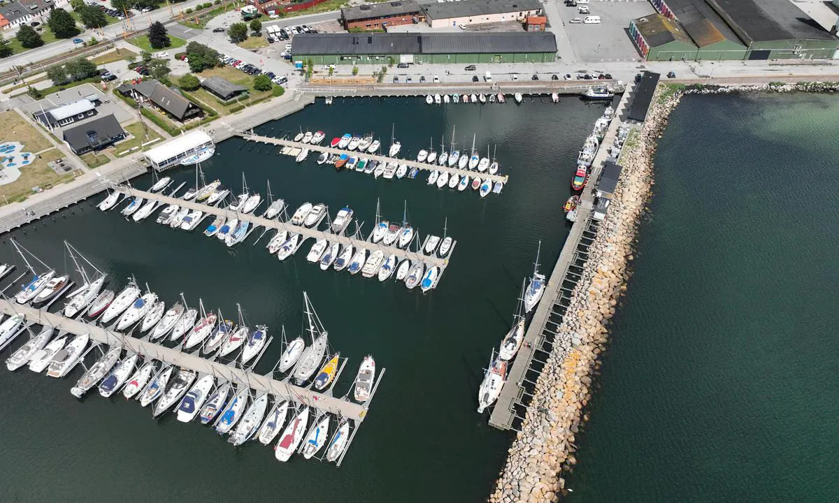 Ystad Gästhamn: {"base": "no", "no": "Gjesteplasser med longside fort\u00f8ying p\u00e5 innsiden av moloen", "se": "G\u00e4stplatser med l\u00e5ngsides f\u00f6rt\u00f6jning p\u00e5 insidan av piren", "en": "Guest berths with alongside mooring on the inside of the breakwater", "da": "G\u00e6stepladser med langside fort\u00f8jning p\u00e5 indersiden af molen", "fr": "Places d'amarrage pour visiteurs avec amarrage longside \u00e0 l'int\u00e9rieur de la jet\u00e9e", "de": "G\u00e4stepl\u00e4tze mit L\u00e4ngsseite Festmachen an der Innenseite der Mole", "es": "Plazas para visitantes con amarre de costado en el interior del dique", "it": "Posti per ospiti con ormeggi lunga murata all'interno del molo", "pt": "Lugares para visitantes com atraca\u00e7\u00e3o de lado ao longo da parte interna do molhe", "nl": "Gastenplaatsen met langszij aanleggen aan de binnenzijde van de pier", "pl": "Miejsca dla go\u015bci do cumowania burt\u0105 wewn\u0105trz falochronu", "uk": "\u0413\u043e\u0441\u0442\u044c\u043e\u0432\u0456 \u043c\u0456\u0441\u0446\u044f \u0437 \u0448\u0432\u0430\u0440\u0442\u0443\u0432\u0430\u043d\u043d\u044f\u043c \u0443\u0437\u0434\u043e\u0432\u0436 \u043f\u0440\u0438\u0447\u0430\u043b\u0443 \u0437 \u0432\u043d\u0443\u0442\u0440\u0456\u0448\u043d\u044c\u043e\u0457 \u0441\u0442\u043e\u0440\u043e\u043d\u0438 \u043c\u043e\u043b\u0443", "ro": "Locuri pentru oaspe\u021bi cu acostare pe lateral \u00een interiorul digului", "tr": "Misafir yerleri, dalgak\u0131ran\u0131n i\u00e7 taraf\u0131nda longside yana\u015fma ile", "el": "\u0398\u03ad\u03c3\u03b5\u03b9\u03c2 \u03c6\u03b9\u03bb\u03bf\u03be\u03b5\u03bd\u03af\u03b1\u03c2 \u03bc\u03b5 \u03c0\u03bb\u03b5\u03c5\u03c1\u03b9\u03ba\u03ae \u03c0\u03c1\u03cc\u03c3\u03b4\u03b5\u03c3\u03b7 \u03c3\u03c4\u03bf \u03b5\u03c3\u03c9\u03c4\u03b5\u03c1\u03b9\u03ba\u03cc \u03c4\u03bf\u03c5 \u03ba\u03c5\u03bc\u03b1\u03c4\u03bf\u03b8\u03c1\u03b1\u03cd\u03c3\u03c4\u03b7", "cs": "M\u00edsta pro hosty s bo\u010dn\u00edm p\u0159iv\u00e1z\u00e1n\u00edm uvnit\u0159 vlnolamu", "hu": "Vend\u00e9ghelyek a hull\u00e1mt\u00f6r\u0151 bels\u0151 oldal\u00e1n, oldals\u00f3 kik\u00f6t\u00e9ssel", "fi": "Vieraspaikat longside-kiinnityksell\u00e4 aallonmurtajan sis\u00e4puolella", "bg": "\u0413\u043e\u0441\u0442\u0443\u0432\u0430\u0449\u0438 \u043c\u0435\u0441\u0442\u0430 \u0441 \u043f\u0440\u0438\u0432\u044a\u0440\u0437\u0432\u0430\u043d\u0435 \u043d\u0430 \u0434\u044a\u043b\u0433\u0430\u0442\u0430 \u0441\u0442\u0440\u0430\u043d\u0430 \u043e\u0442 \u0432\u044a\u0442\u0440\u0435\u0448\u043d\u0430\u0442\u0430 \u0441\u0442\u0440\u0430\u043d\u0430 \u043d\u0430 \u0432\u044a\u043b\u043d\u043e\u043b\u043e\u043c\u0430", "sr": "Mesta za goste sa bo\u010dnim vezom na unutra\u0161njoj strani mola", "et": "K\u00fclaliskohtadega kai monolo \u00f5rafaasis", "lv": "Viesu vietas ar s\u0101nu piestiprin\u0101\u0161anu mola iek\u0161pus\u0113", "lt": "Sve\u010di\u0173 vietos su ilg\u0105ja \u0161vartavimosi puse molio viduje"}