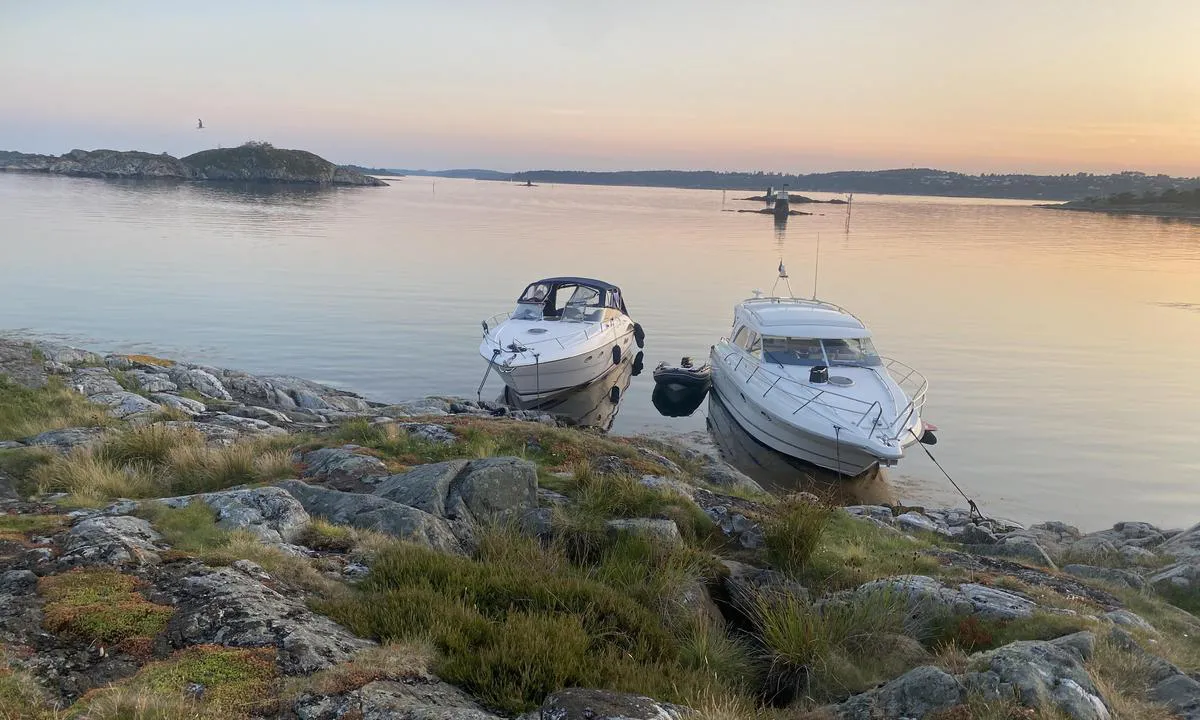 Ytre Leiholmen, Grimstad: Nydelig plass når tropenettene er ankommet sørlandet. Flott, klart badevann her ute mellom holmene. Hovedleia går her ute, så det er mye fint å se av båter som reiser forbi.