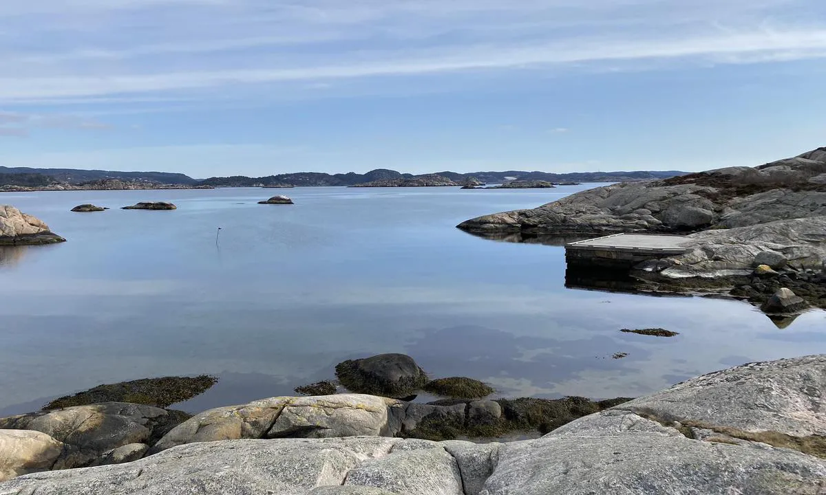 Ytre Mannevær: Bilde av brygga, merk grunnen midt i bassenget.