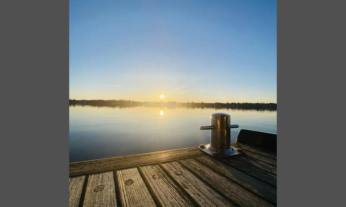 Zeuthener See (km 3): {"base": "de", "no": "Zeuthen SS (Begynnelsen av mars)", "se": "Zeuthen SS (b\u00f6rjan av mars)", "en": "Zeuthen SS (early March)", "da": "Zeuthen SS (Starten af marts)", "fr": "Zeuthen SS (d\u00e9but mars)", "de": "Zeuthen SS (Anfang M\u00e4rz)", "es": "Zeuthen SS (principios de marzo)", "it": "Zeuthen SS (Inizio marzo)", "pt": "Zeuthen SS (come\u00e7o de mar\u00e7o)", "nl": "Zeuthen SS (Begin maart)", "pl": "Zeuthen SS (pocz\u0105tek marca)", "uk": "\u0426\u043e\u0439\u0442\u0435\u043d \u0421\u0421 (\u043f\u043e\u0447\u0430\u0442\u043e\u043a \u0431\u0435\u0440\u0435\u0437\u043d\u044f)", "ro": "Zeuthen SS (\u00eenceputul lunii martie)", "tr": "Zeuthen SS (Mart ba\u015f\u0131)", "el": "\u0396\u03ad\u03bf\u03c5\u03b8\u03b5\u03bd SS (\u03b1\u03c1\u03c7\u03ad\u03c2 \u039c\u03b1\u03c1\u03c4\u03af\u03bf\u03c5)", "cs": "Zeuthen SS (za\u010d\u00e1tek b\u0159ezna)", "hu": "Zeuthen SS (m\u00e1rcius eleje)", "fi": "Zeuthen SS (Maaliskuun alku)", "bg": "\u0426\u043e\u0439\u0442\u0435\u043d SS (\u043d\u0430\u0447\u0430\u043b\u043e\u0442\u043e \u043d\u0430 \u043c\u0430\u0440\u0442)", "sr": "Zeuthen SS (\u043f\u043e\u0447\u0435\u0442\u0430\u043a \u043c\u0430\u0440\u0442\u0430)", "et": "Zeuthen SS (m\u00e4rtsi alguses)", "lv": "Zeuthen SS (s\u0101kums mart\u0101)", "lt": "Zeutheno uostas (kovo prad\u017eioje)"}